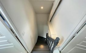 Maison centrale avec cour extérieur